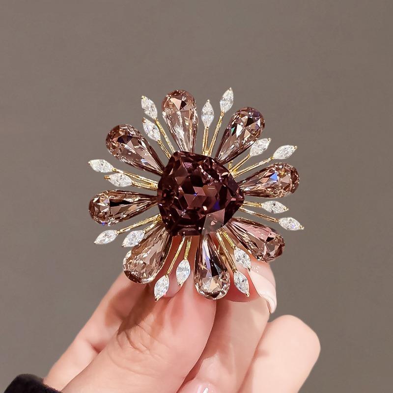 Stellara - Star-Shaped Crystal Statement Brooch